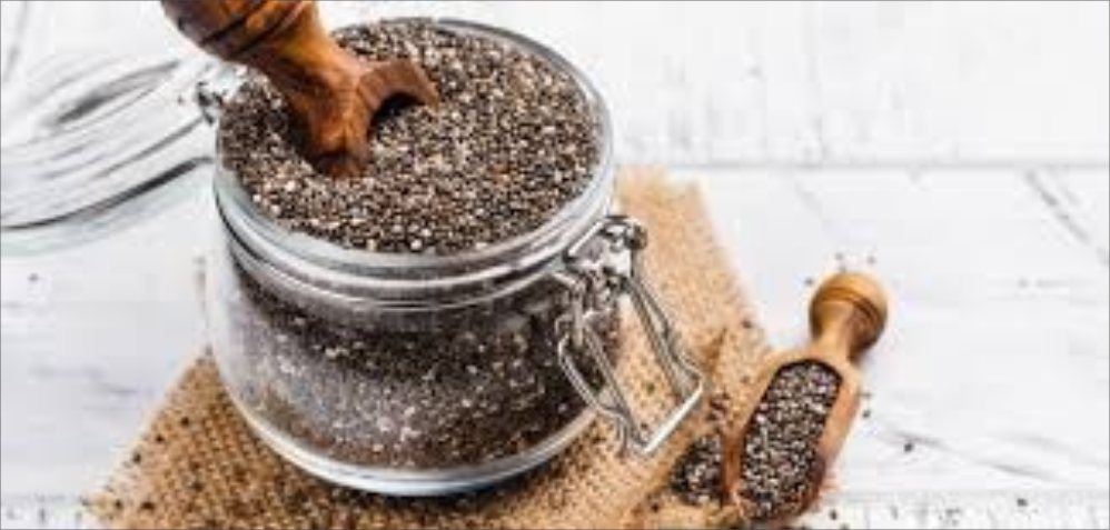 La chía es un superalimento rico en fibra y omega-3. Para activar sus beneficios, hidrate por 2h (o 8h en nevera) para formar un gel digestivo
